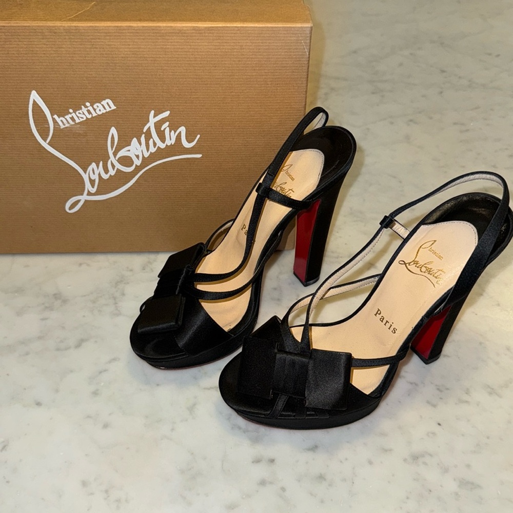 CHRISTIAN LOUBOUTIN
Black Crepe Satin Disconoeud
140 Sandals Size 8B/ 38
